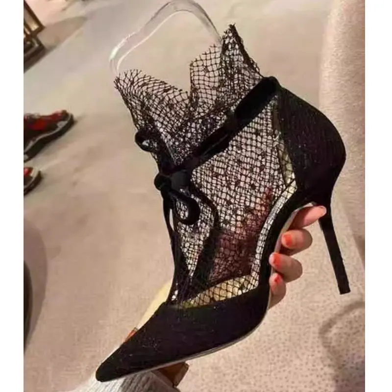 حذاء كعب أسود بشبك ورباط أنيق