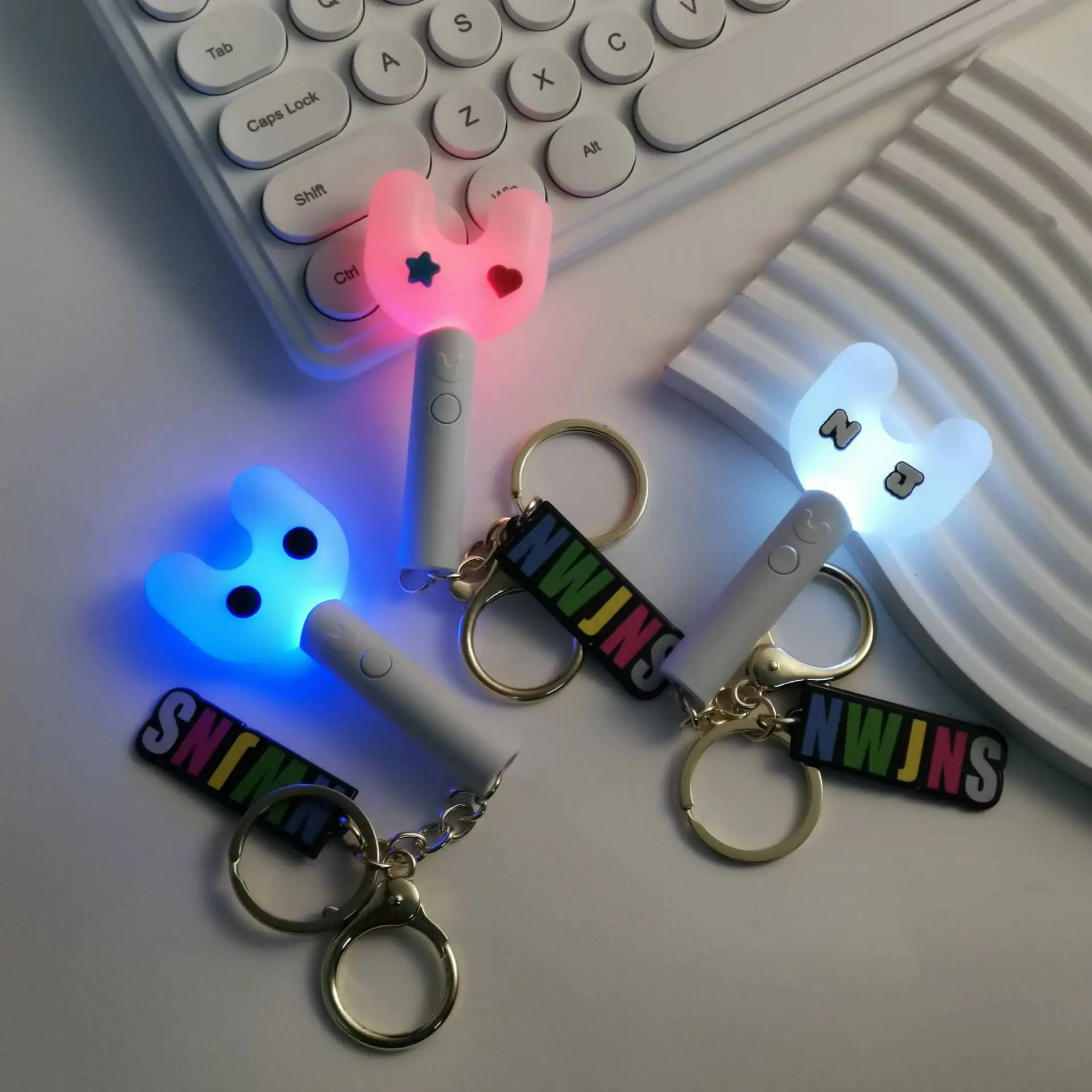 Kpop NJ Mini Light Stick Keychains Creative NWJNS Lights Keyrings Blink Bag Pendant Key Tings Fans Collections Gifts