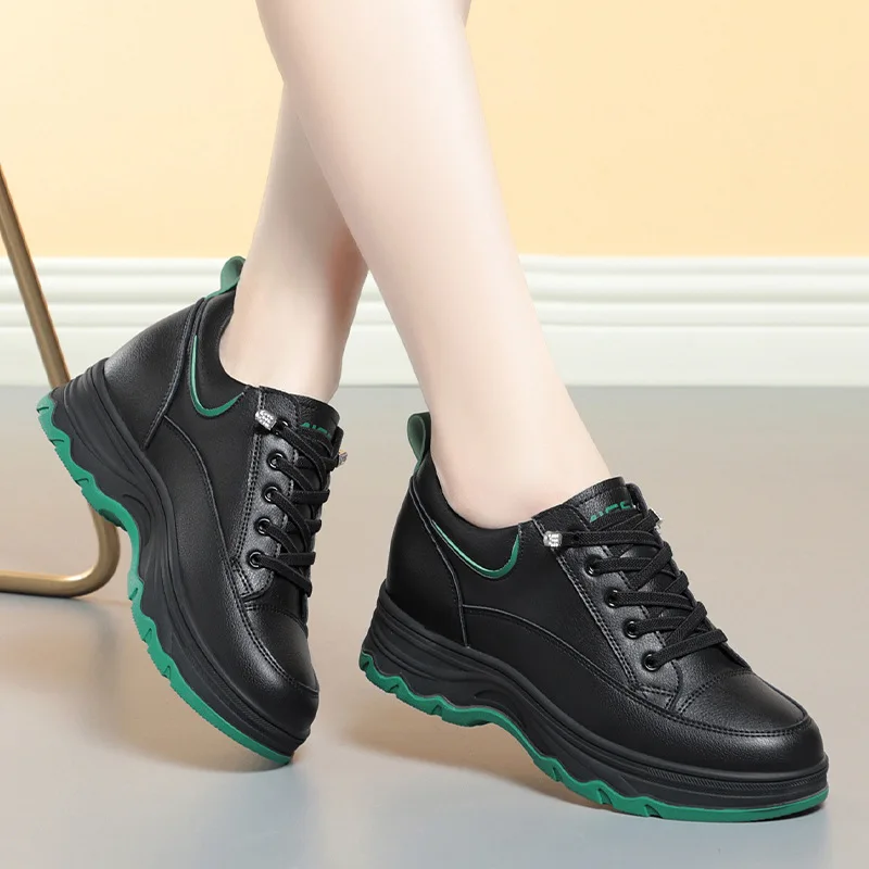 حذاء رياضي أبيض بكعب عريض