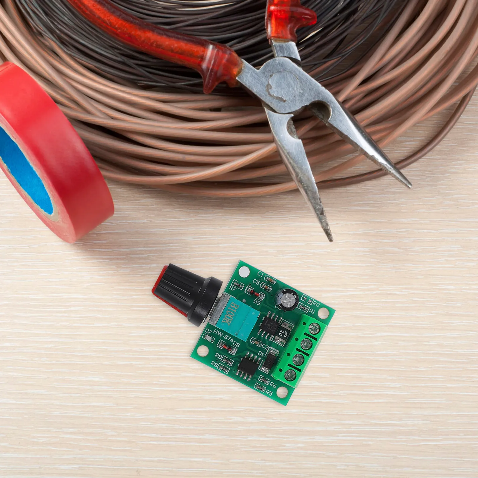 Pwm Dc 모터 속도 컨트롤러 18V-12V 2A 전기 모터 제어용 자체 복구 퓨즈가 있는 조정 가능한 저전압 레귤레이터