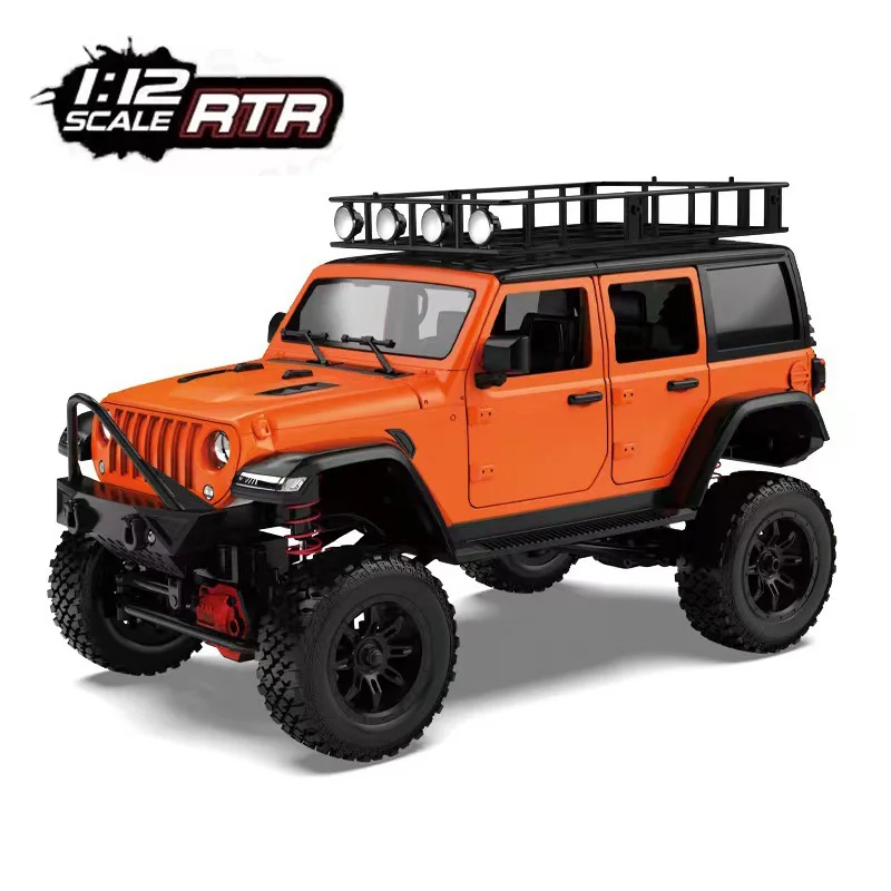 Voiture RC MN128 4WD Buggy Tout Terrain avec LED rouge roulant sur un terrain rocailleux.