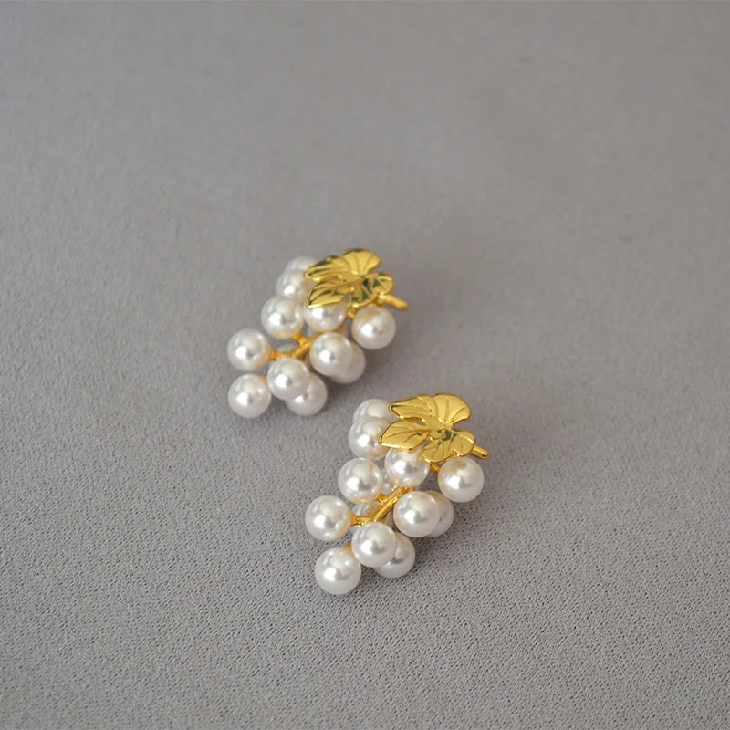 

Fashion niche personality imitation pearl grape leaf shape 925 silver needle earrings earrings earrings female