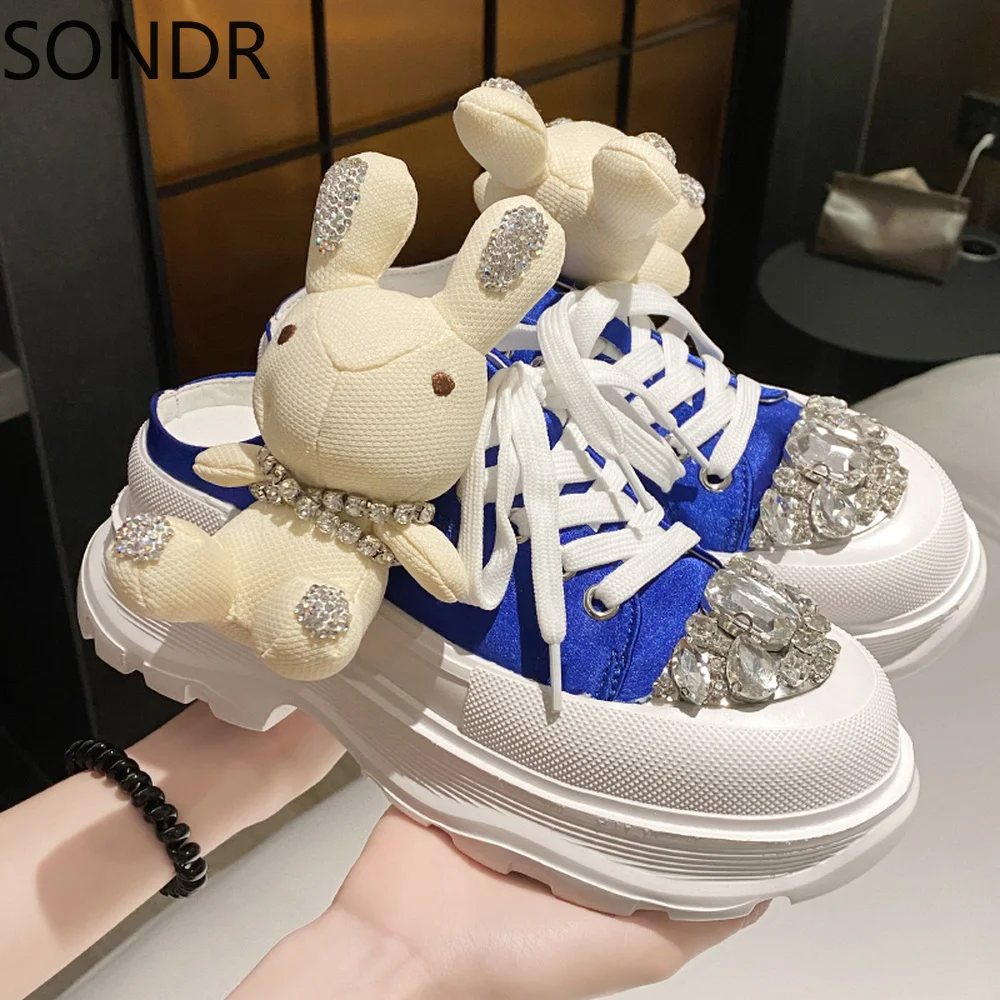 

Женские холщовые кроссовки стразы, на платформе, с 3D жемчугом и цветами, на высоком каблуке, со шнуровкой, женская повседневная обувь