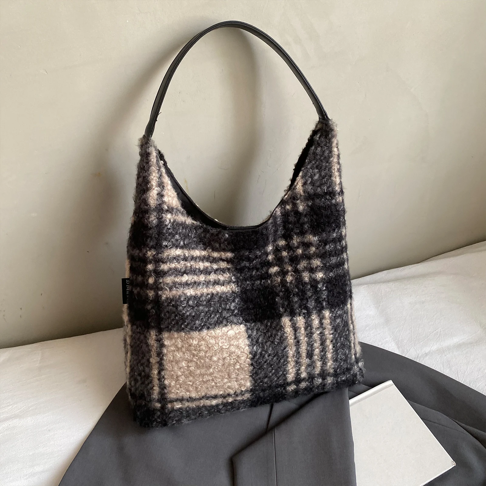 Women Retro Plush Plaid Shoulder Crossbody Bag Large Capacity Shoulder Purse Underarm Bag for Daily School Travel