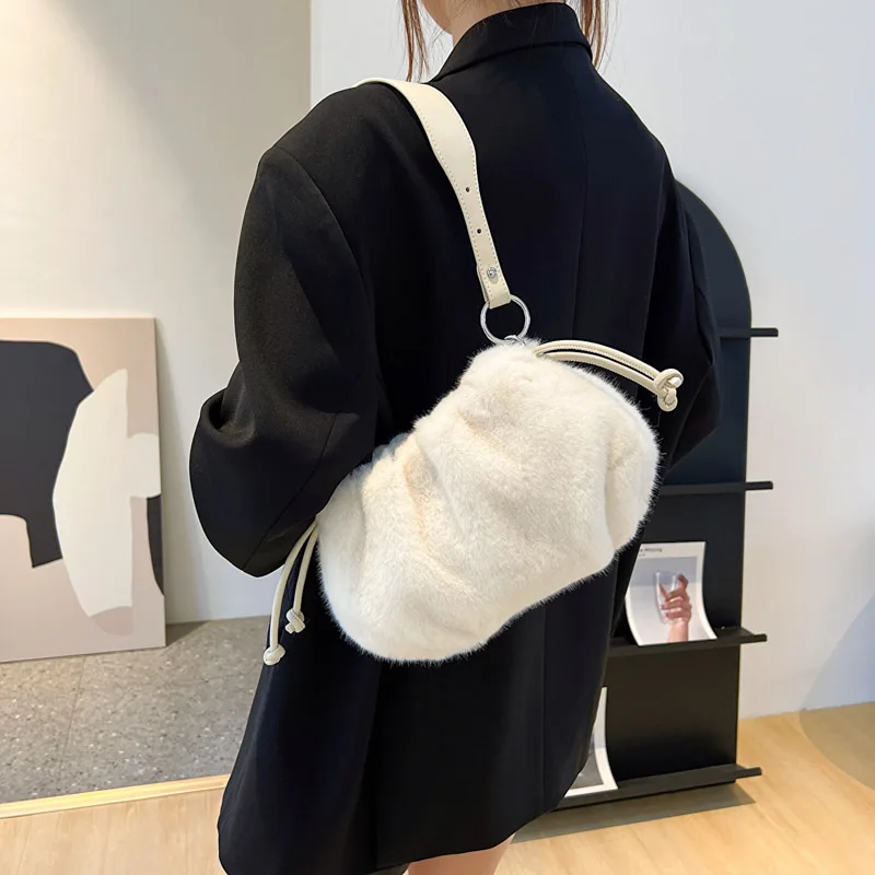  Plush Tote Bag Y2K Women Aesthetic Fuzzy Underarm Bag Furry  Warm Winter Shoulder Bag Trendy Accessories (Black) : Clothing, Shoes &  Jewelry