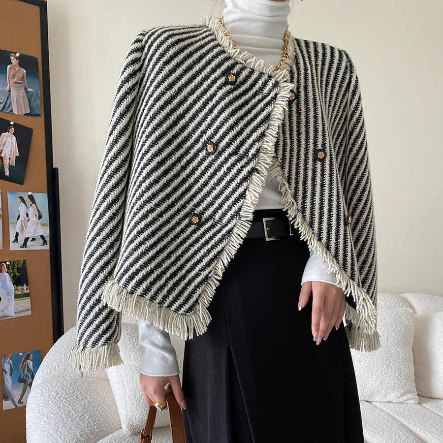 

Женское короткое пальто с бахромой, прямое пальто на плечах из французского саржевого переплетения, популярный дизайн, модная темпераментная одежда на осень и зиму