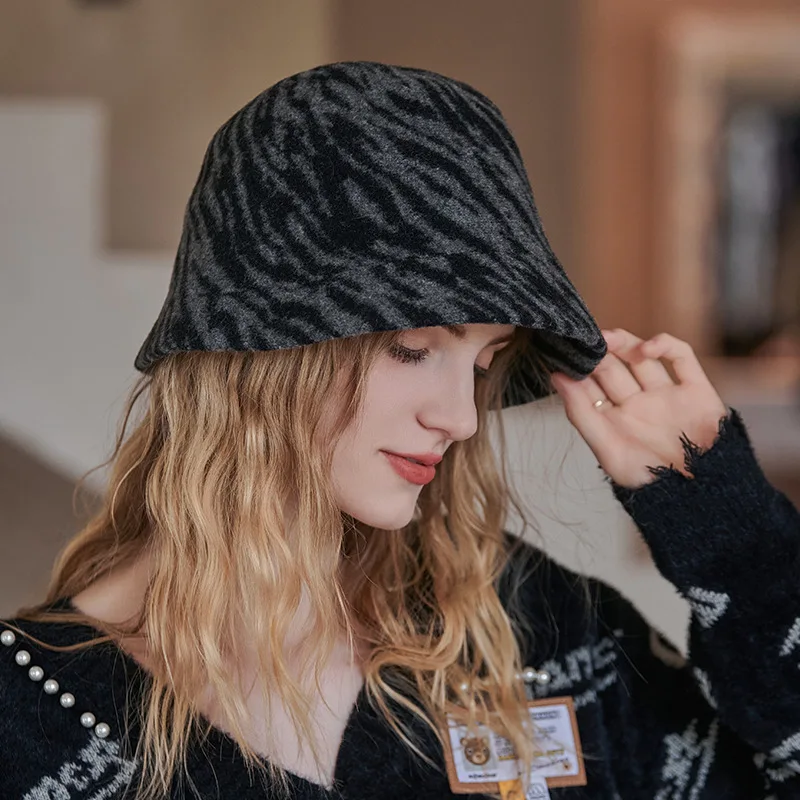 

2022 Fashion Noble Autumn and Winter Wool Reversible Black White Zebra Pattern Bucket Hats Hip Hop Fisherman Caps for Women