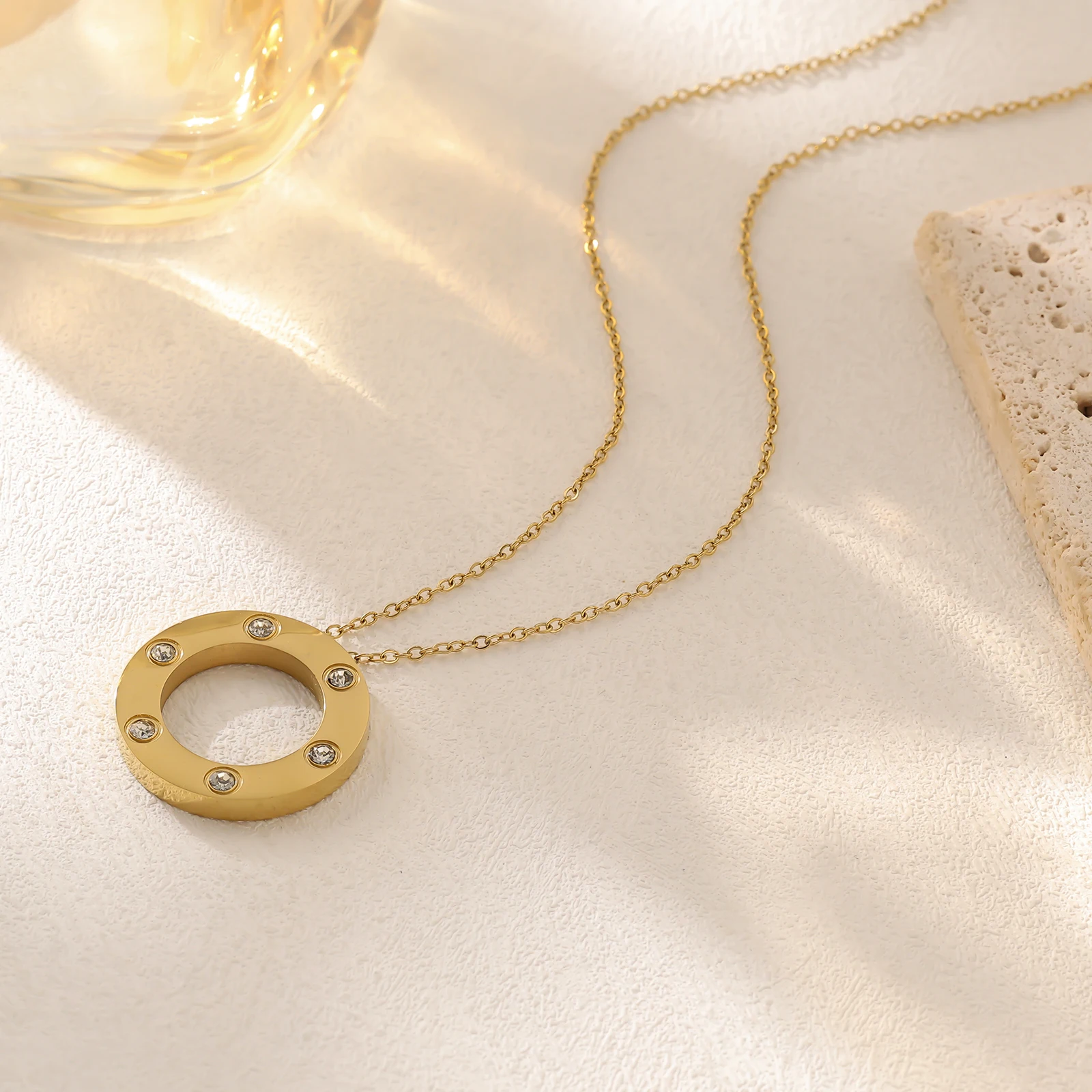 Stainless steel high-end women's pendant necklace, fashionable