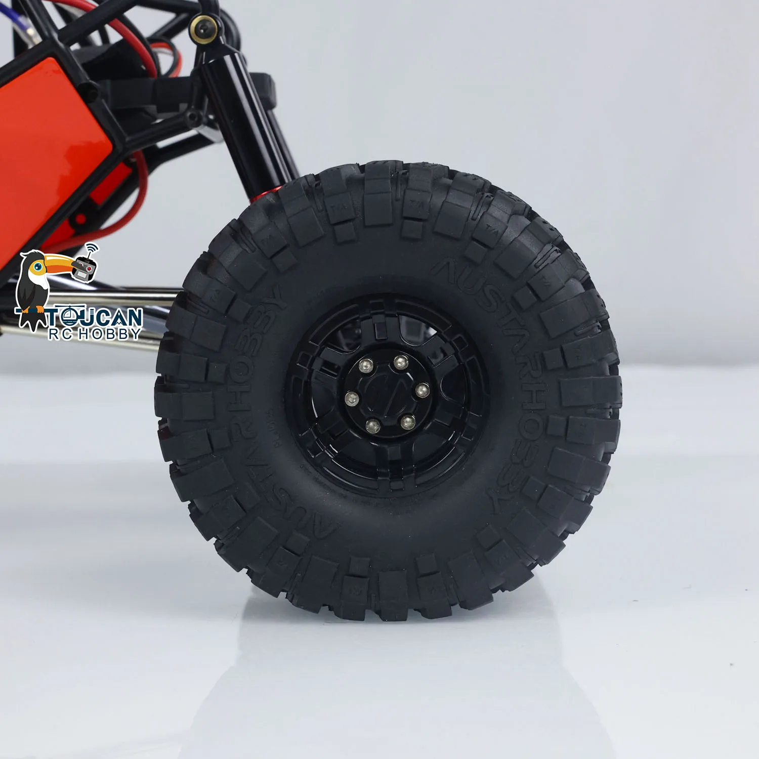 Camion RC tout-terrain 1/10 4x4 RTR garé, montrant son châssis robuste et ses amortisseurs.