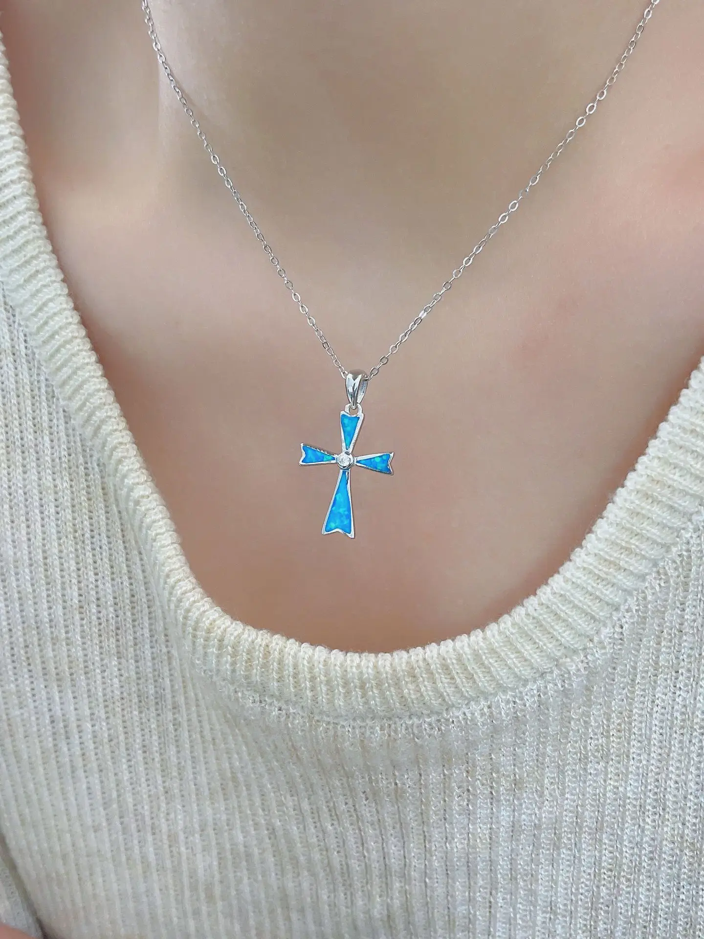 The new European and American s925 silver cross shaped women's necklace is simple, fashionable, and versatile