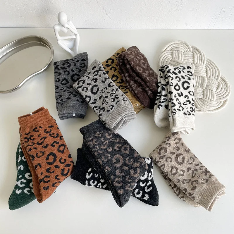 Description Picture 3 of itemThickened winter wool socks Japanese vintage fashion leopard print thermal socks High quality women wool socks Christmas gift