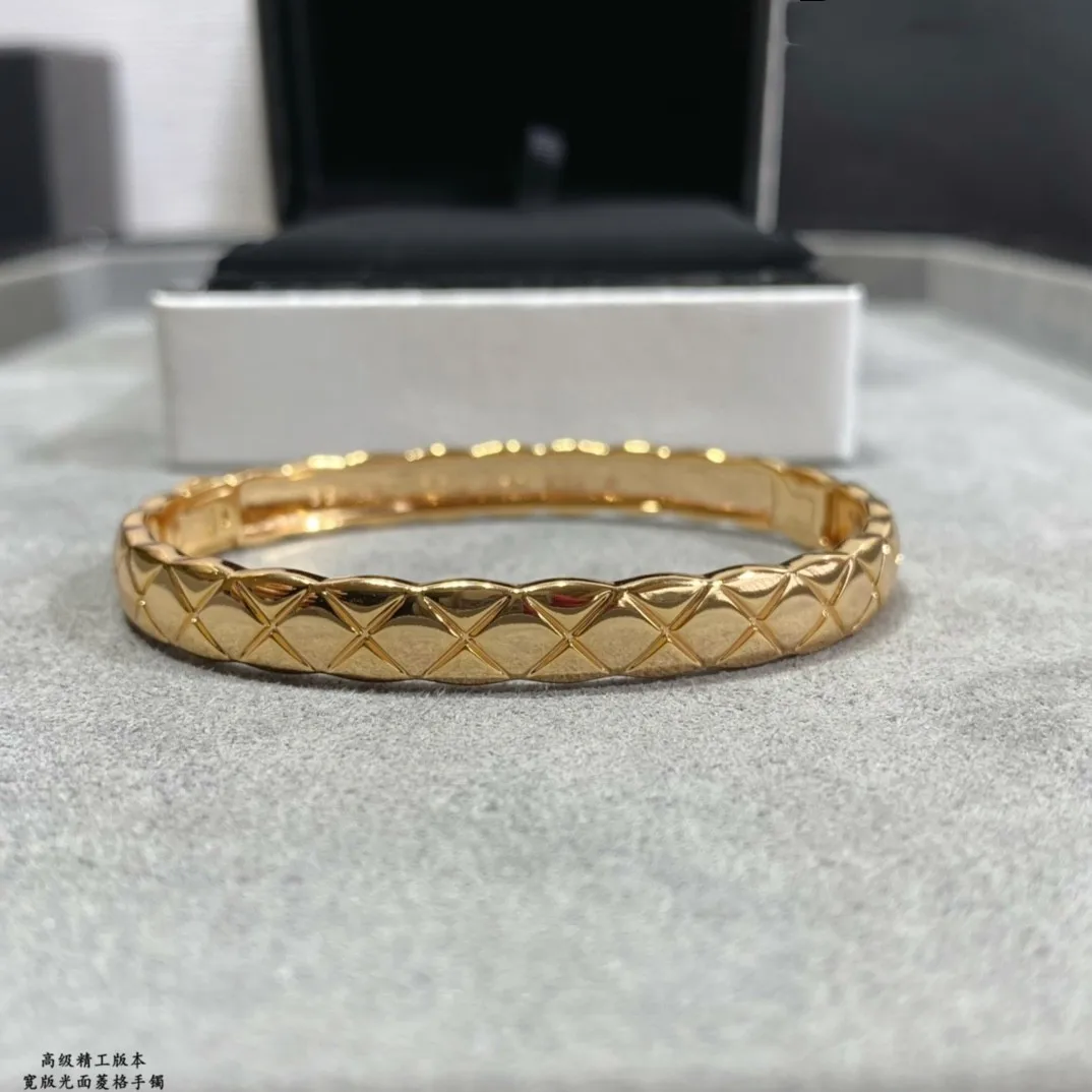 European and American high-quality fashionable zircon inlaid diamond wave pattern personalized bracelet for women's gift party