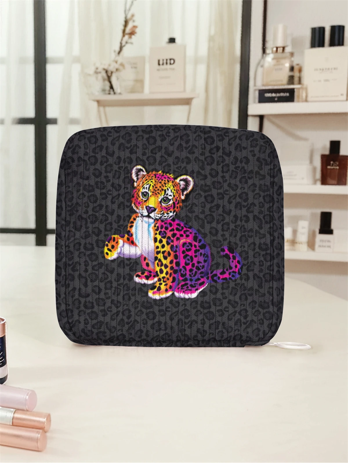 Cheetah pattern printed sanitary napkin storage bag, women's lightweight tissue bag, sanitary tissue bag