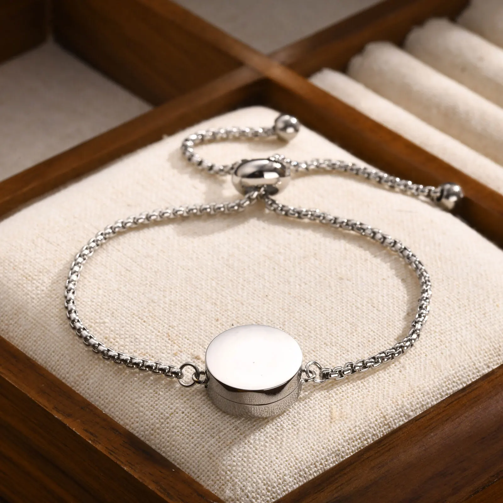 Edelstahl Schmuck Feuerbestattung Beerdigung Urne Armreif für Asche Urne Armband zu öffnende runde Box verstellbare Perlenkette