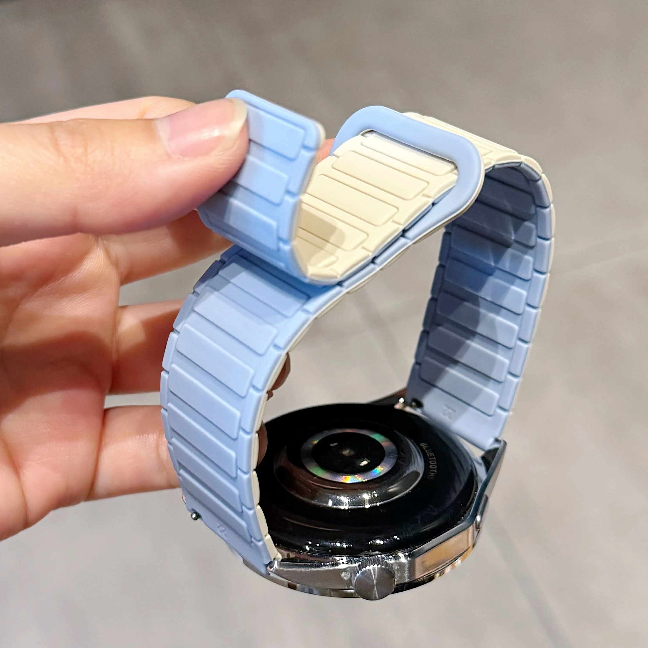 Magnetic Loop Silicone Strap - 22mm Adjustable Band