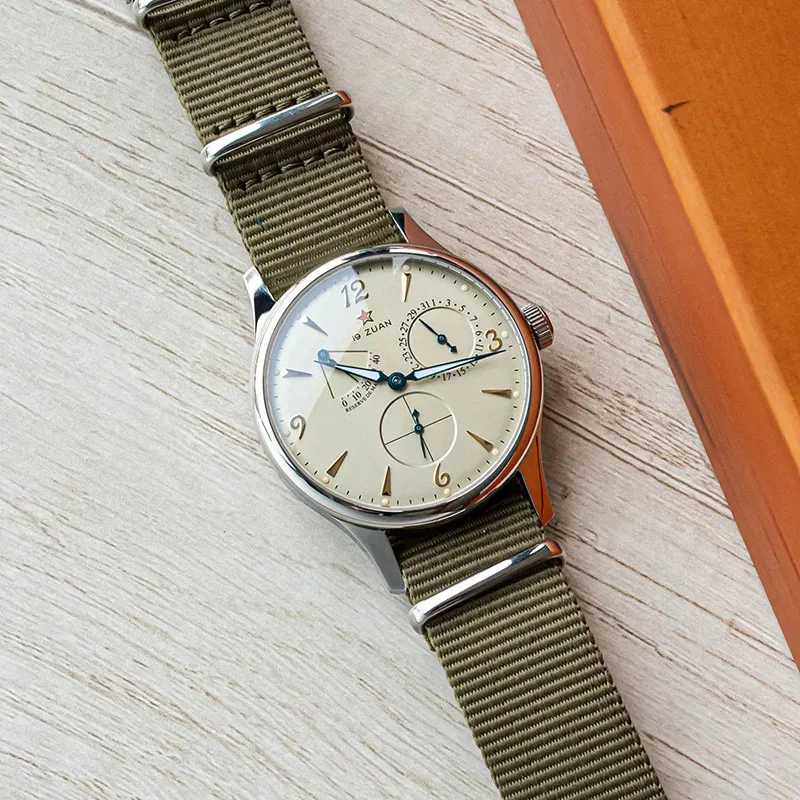 Primo piano del quadrante dell’orologio pilota e cristallo zaffiro