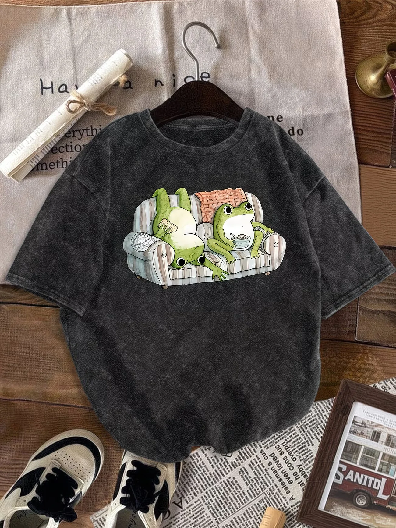 Vintage Acid Wash T-Shirt mit lustigem Frosch-Sofa-Print, Retro Oversized Streetwear Top, gewaschene Baumwolle, Hip Hop Casual Kurzarm