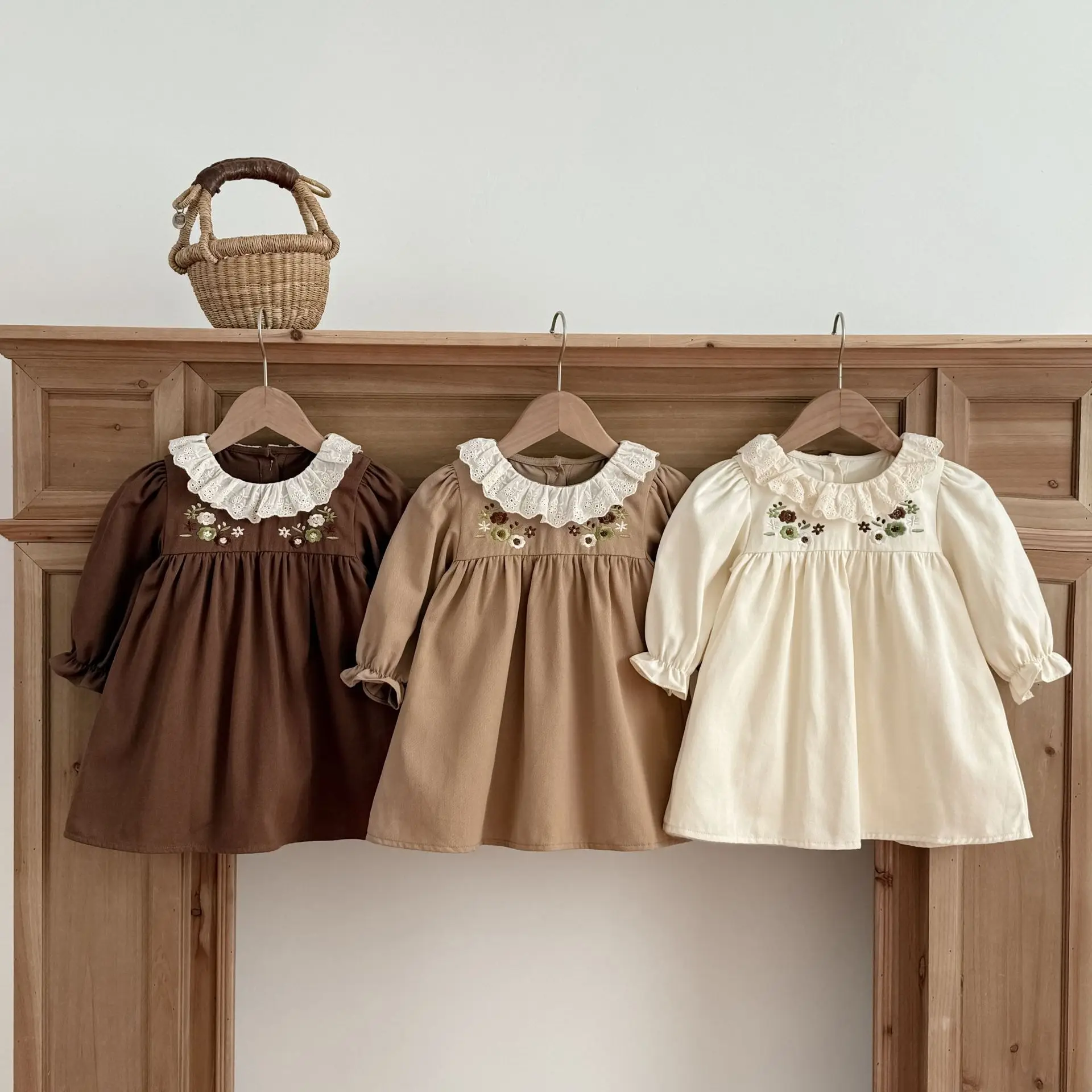 Frühlings- und Herbstkleid für Mädchen im koreanischen Stil, mit Spitzenkragen und besticktem, langärmeligem Baumwollkleid, ein modisches und vielseitiges Kleid. – Detail 1