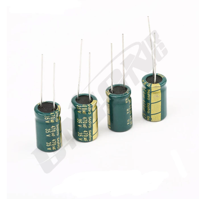 Gros plan sur un condensateur 470μF 35V faible ESR avec marquages visibles, idéal pour ESC et FC F4