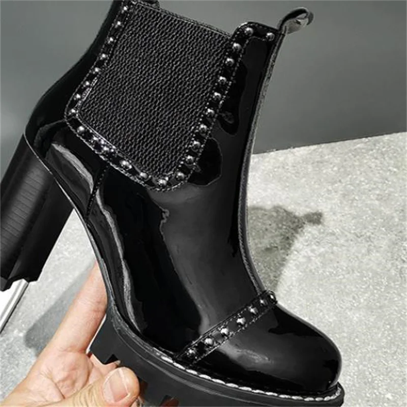 

Женские ботинки из лакированной кожи, с заклепками, на платформе и высоком каблуке