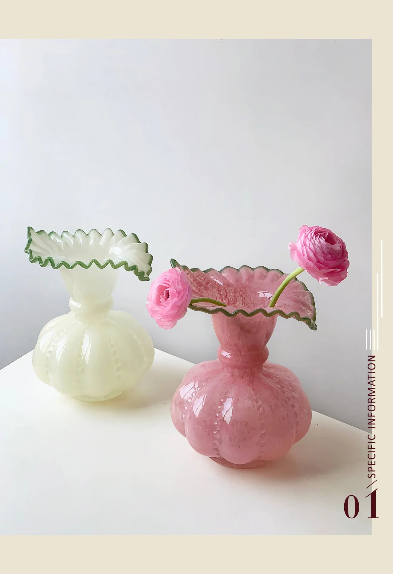 ピンクのガラス製の花瓶