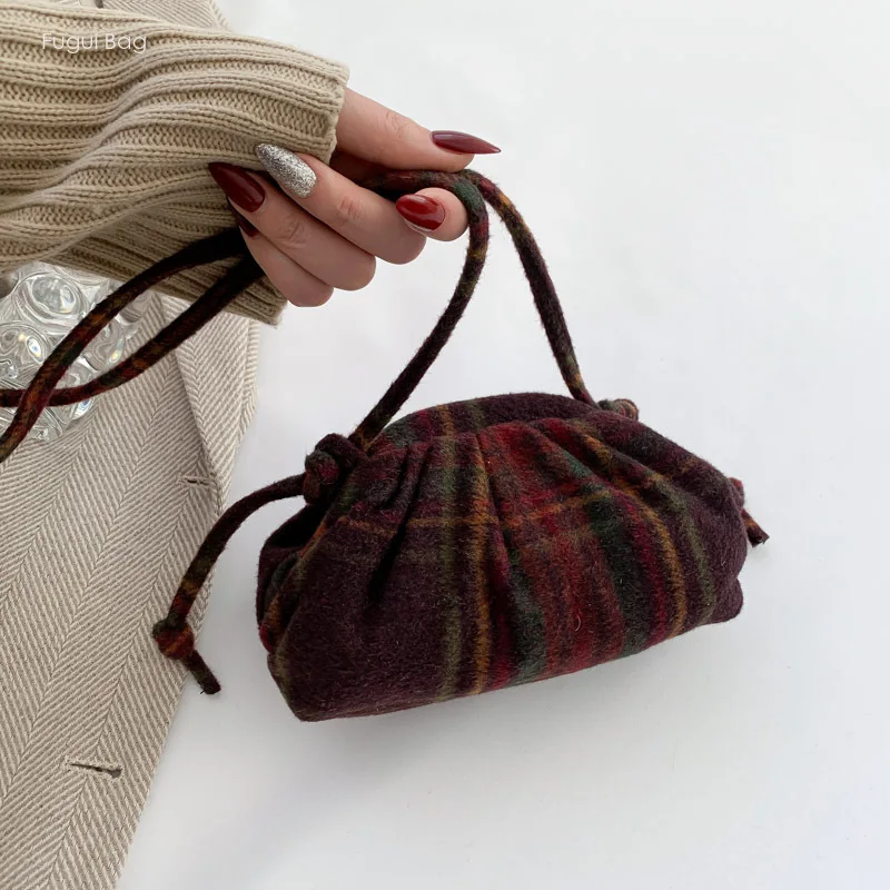 Women's One Shoulder Handbag Underarm Art Retro Fashion Casual Versatile Trendy New Personalized Mini Woolen Mouth Red Bag
