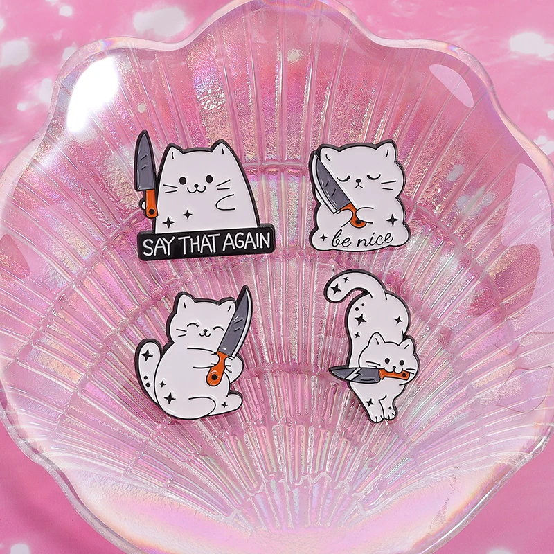 Niedliche Katzen-Emaille-Pins „SAG DAS NOCHMAL“ – Gefahren-Metallbroschen, modische Anstecknadeln, Rucksack- und Kleidungs-Schmuck, Geschenk für Freunde – Detail 10