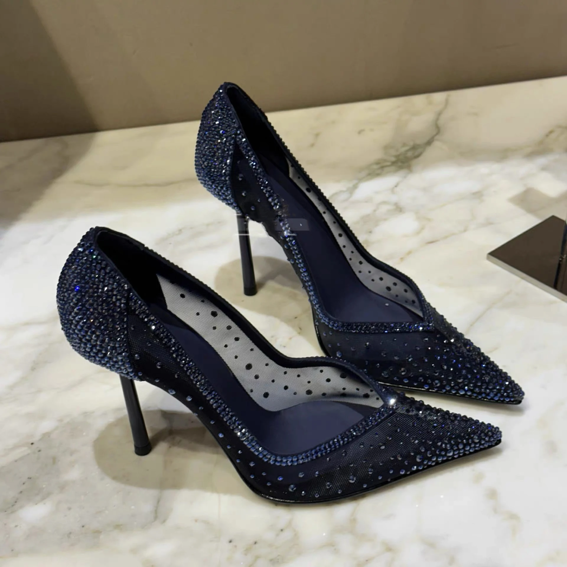 Scarpe col tacco alto a punta tempestate di diamanti in maglia blu