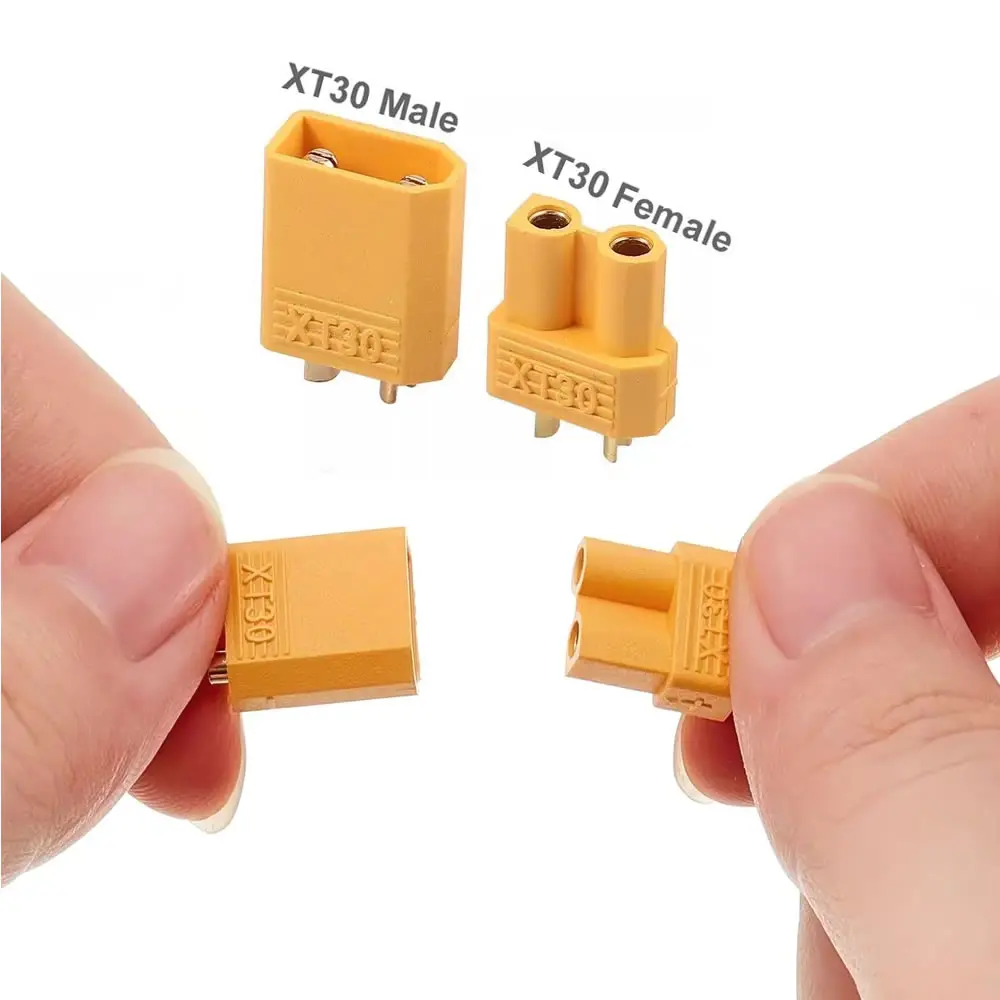 Paires de connecteurs XT30 en laiton doré, connectés entre eux, sur fond gris.