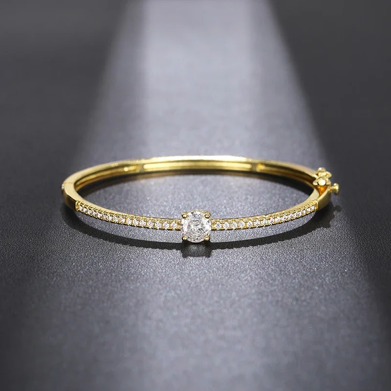 Huitan Fashionale Damen-Armreif mit Zirkonia, silberfarben/goldfarben, moderne Statement-Accessoires für Damen, trendiger Schmuck – Detail 10