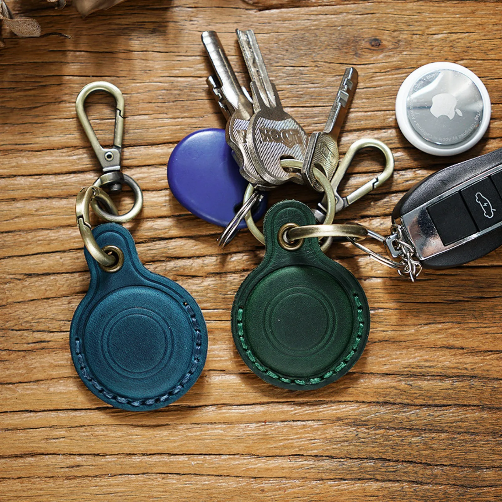Elegant Leather Keychain Holder Case - Stylish GPS Tracker Cover with Key Ring