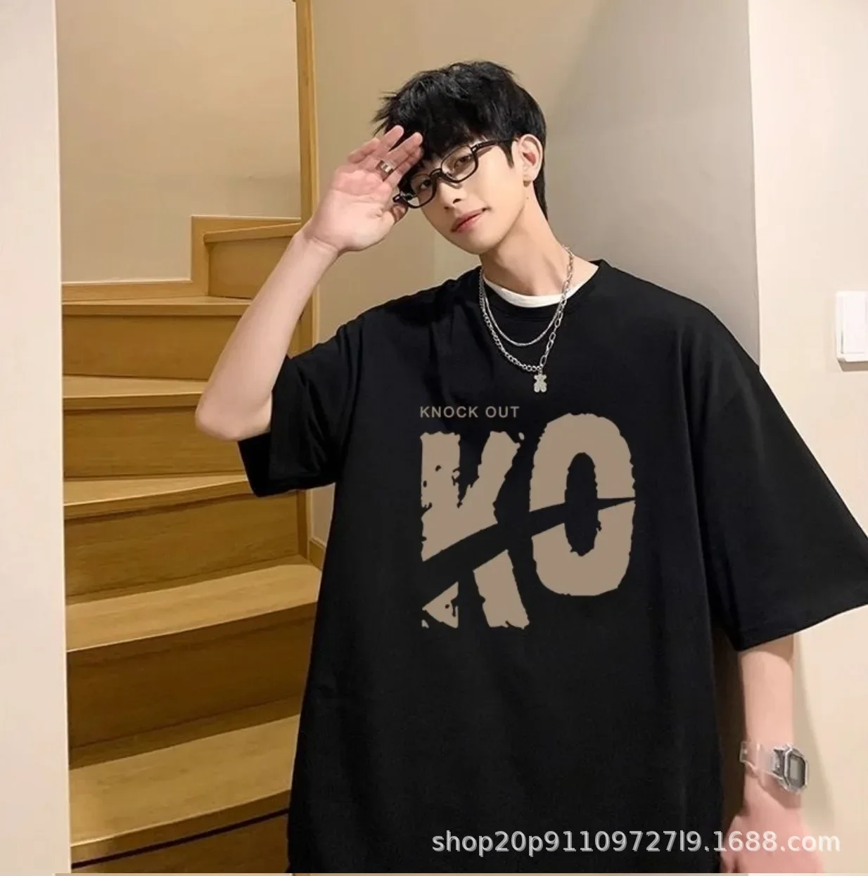 فضفاض عصري قصير الأكمام الرجال تي شيرت تنفس الكرتون طباعة الصيف أزياء عارضة أعلى نصف كم هونغ كونغ نمط المحملة