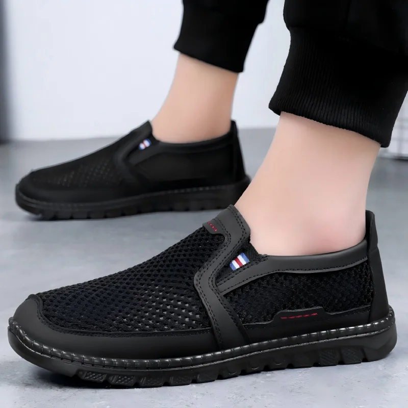 Herren-Slipper mit großem Netzgewebe, glatter Spleißverzierung mit kleinem Streifen-Logo, handgenähter Kante und niedriger Blocksohle.
