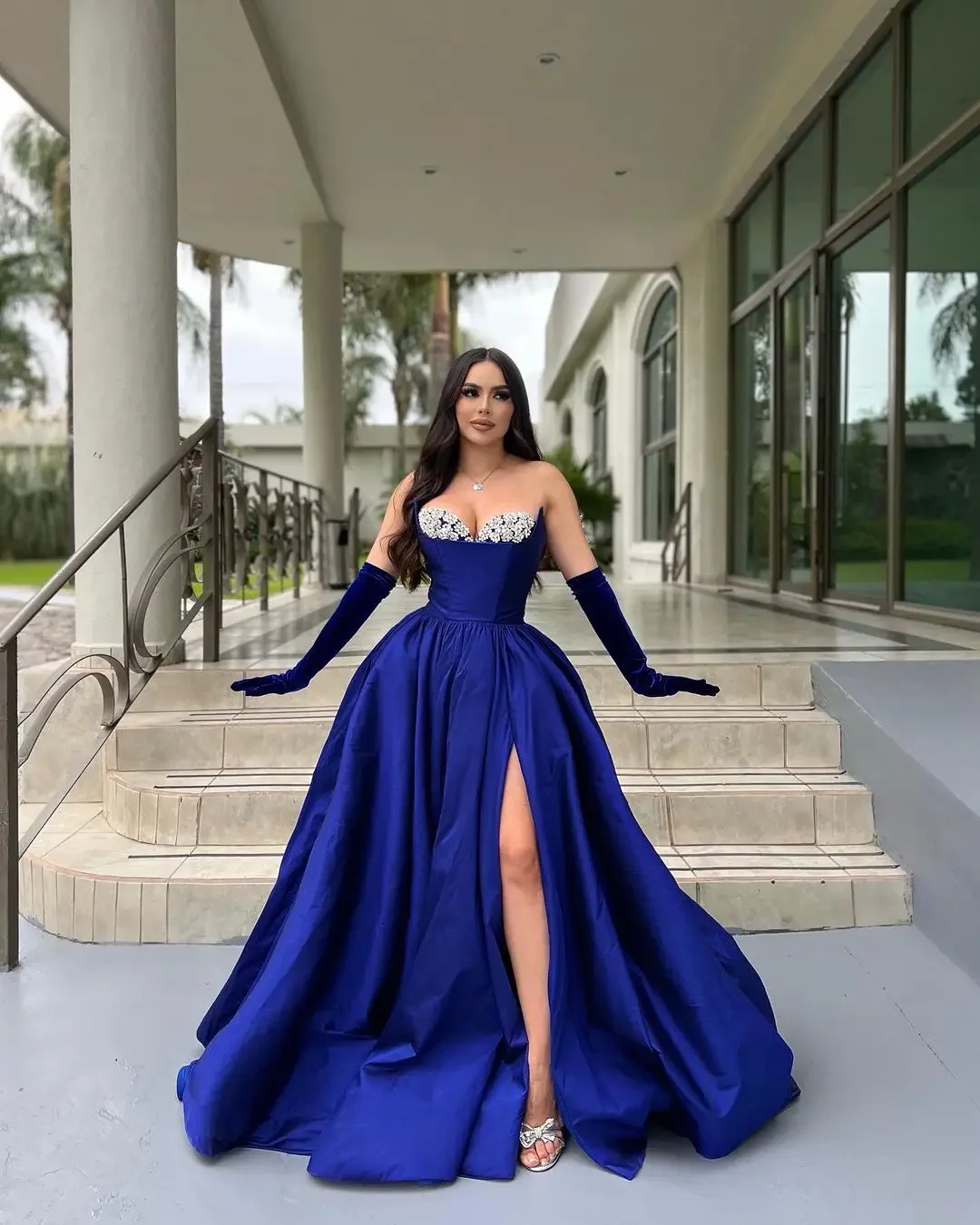 

Fairytale فستان حفلات الزفاف Dubai Arab Prom Dresses Royal Blue Evening Dresses Sweetheart Crystals Beadings Floor Length Split