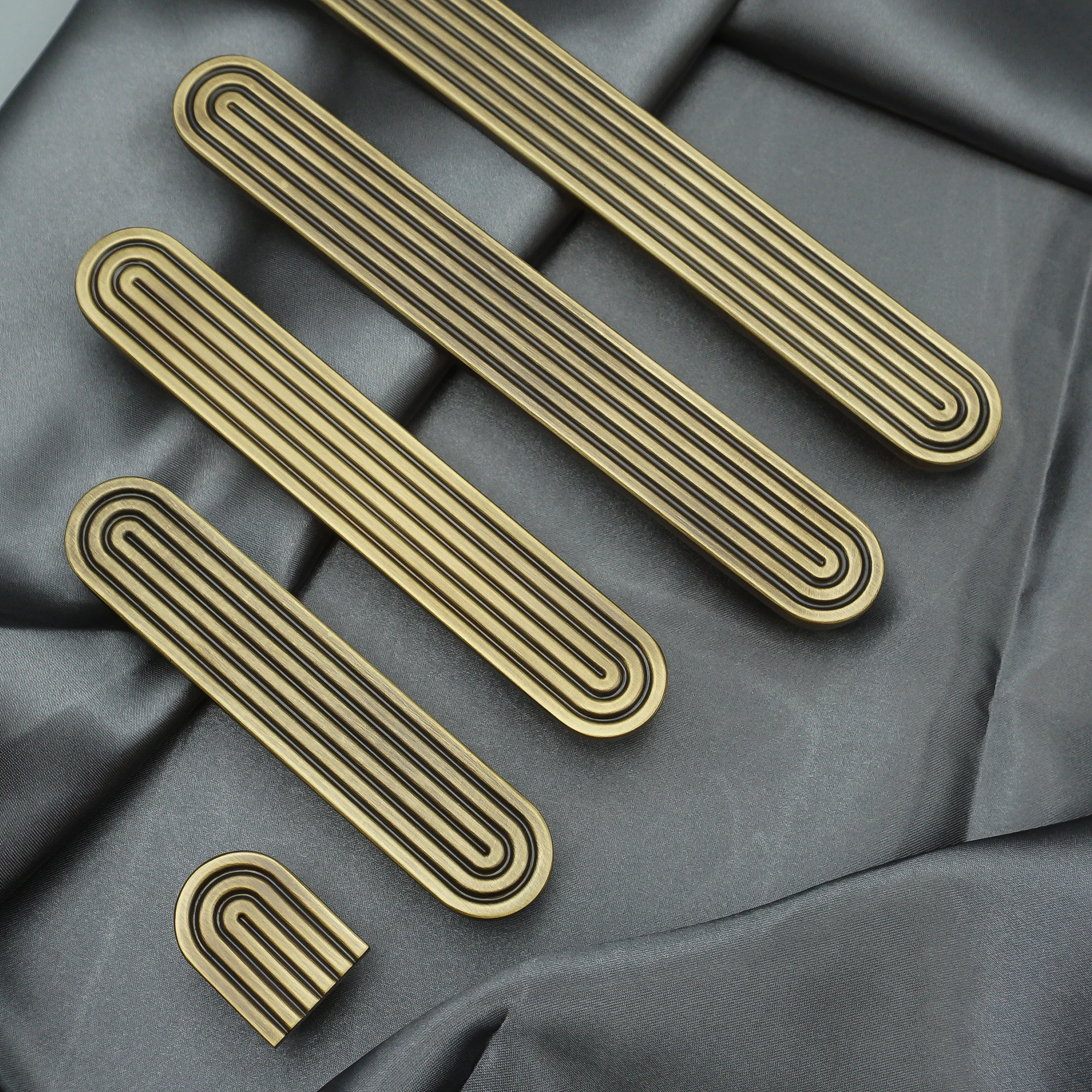 Antique Bronze ทองเหลืองเฟอร์นิเจอร์จับ Retro Kitchen Cabinet Handle Vintage ตู้เสื้อผ้าตู้ประตูดึงลิ้นชัก Dresser Knobs 1