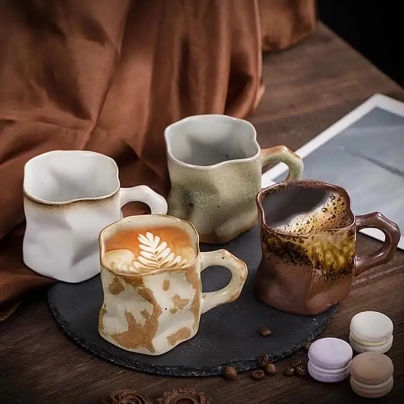 芸術的でパーソナライズされた粘土のヴィンテージコーヒーカップ