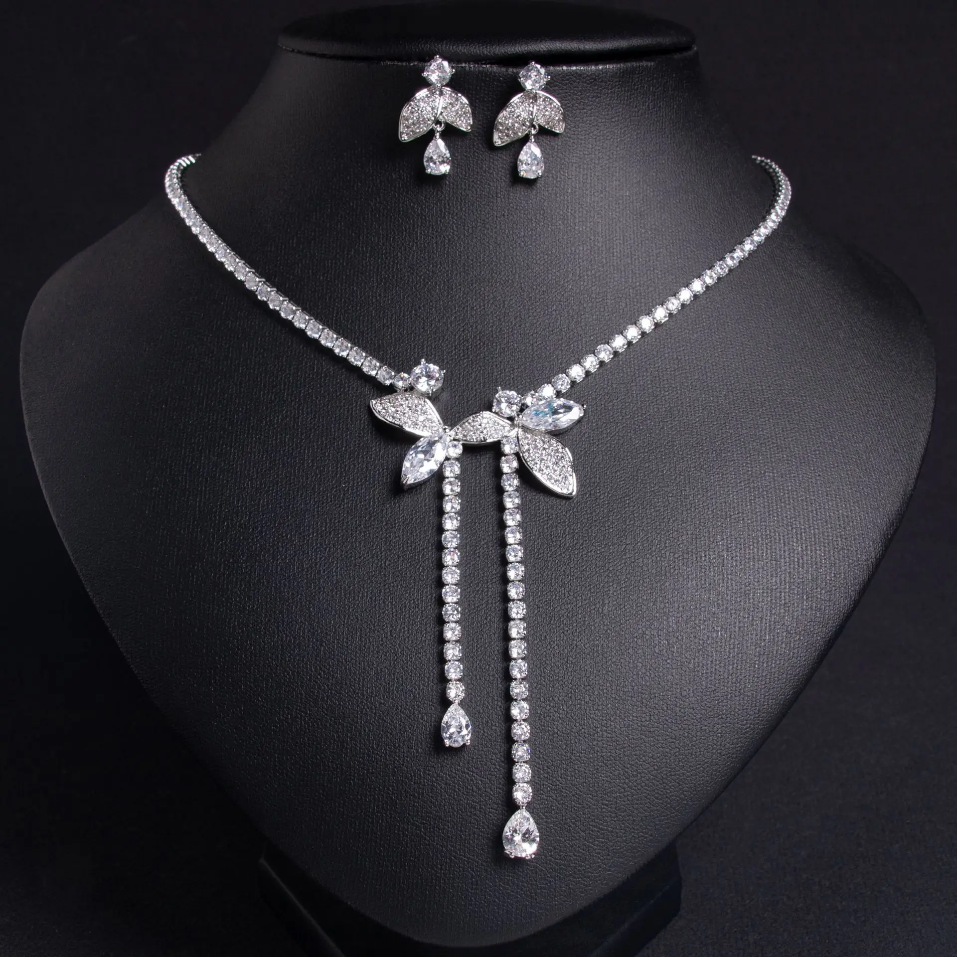 طقم مجوهرات فاخر بتصميم أوراق بنفسجية