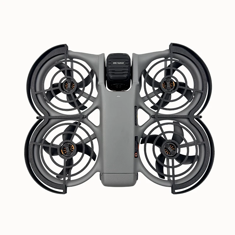 Lot de 2 drones jouets avec protection hélices, chacun dans une couleur différente, prêts à être utilisés.