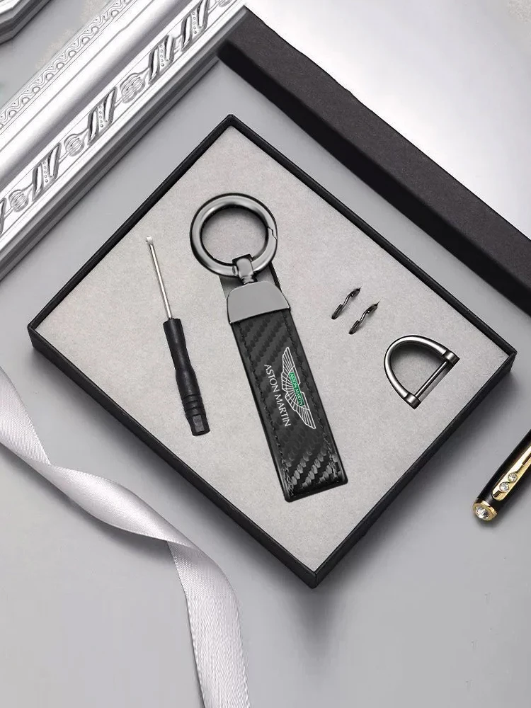 Aston Martin Carbon Fiber Look Sleutelhanger - Eenvoudige montage met meegeleverde schroevendraaier