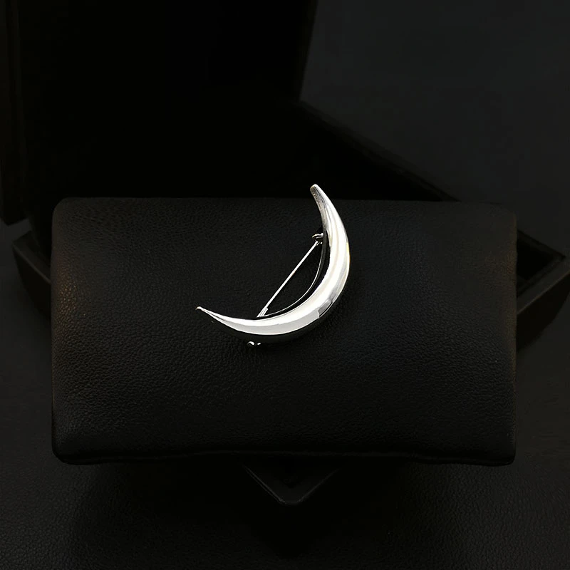 A Curved Moon Brooch High-End Men Women Suit Neckline Accessories Elegant Pin Corsage Clothes Decoration Jewelry Badge Gift 5600