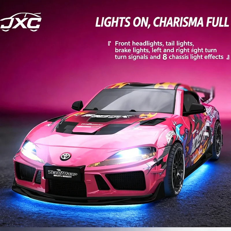Voiture de drift RC 1:43 Supra 1087X en action, dérapage sur circuit avec marques de pneus.