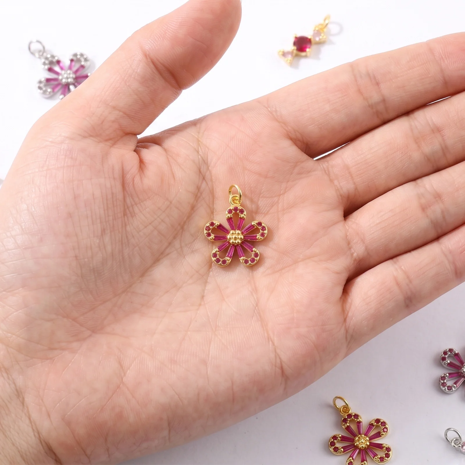 1 Stück Blumen-Bonbon-Zirkonia-Anhänger, 18K vergoldeter Messinganhänger für DIY-Halsketten-Schmuckherstellung, Großhandel