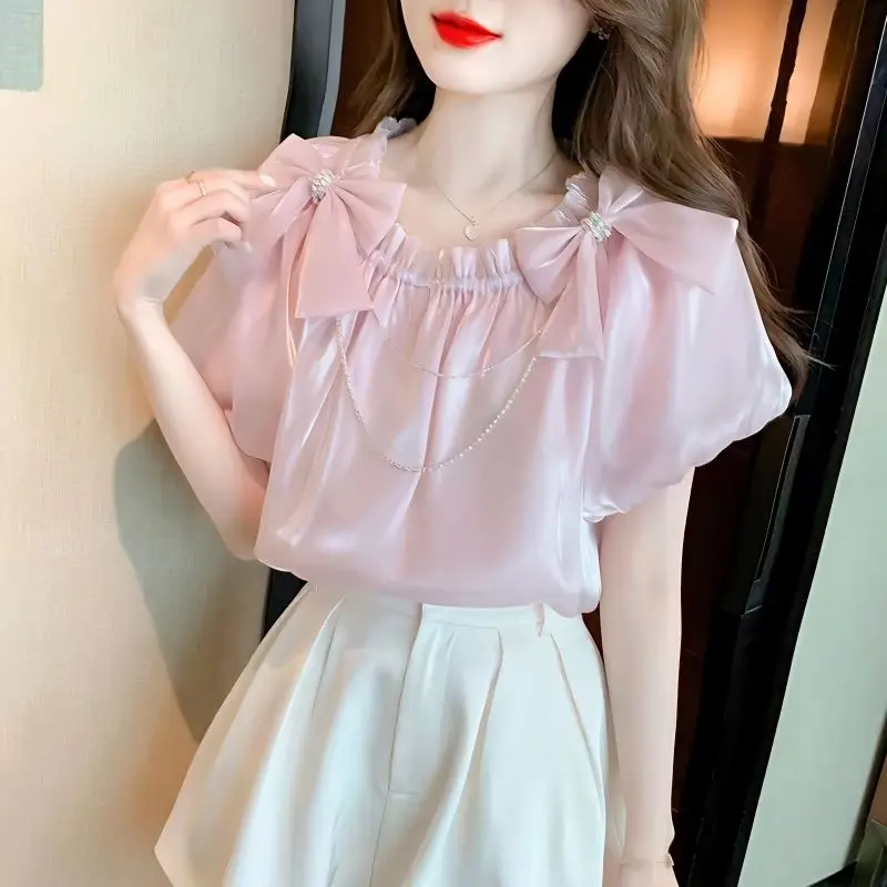 

2023 Fashionable and Exquisite French Brilliant Yarn, Fairy and Sweet One Shoulder Spliced Bow Chain Short Sleeve Women's Shirt