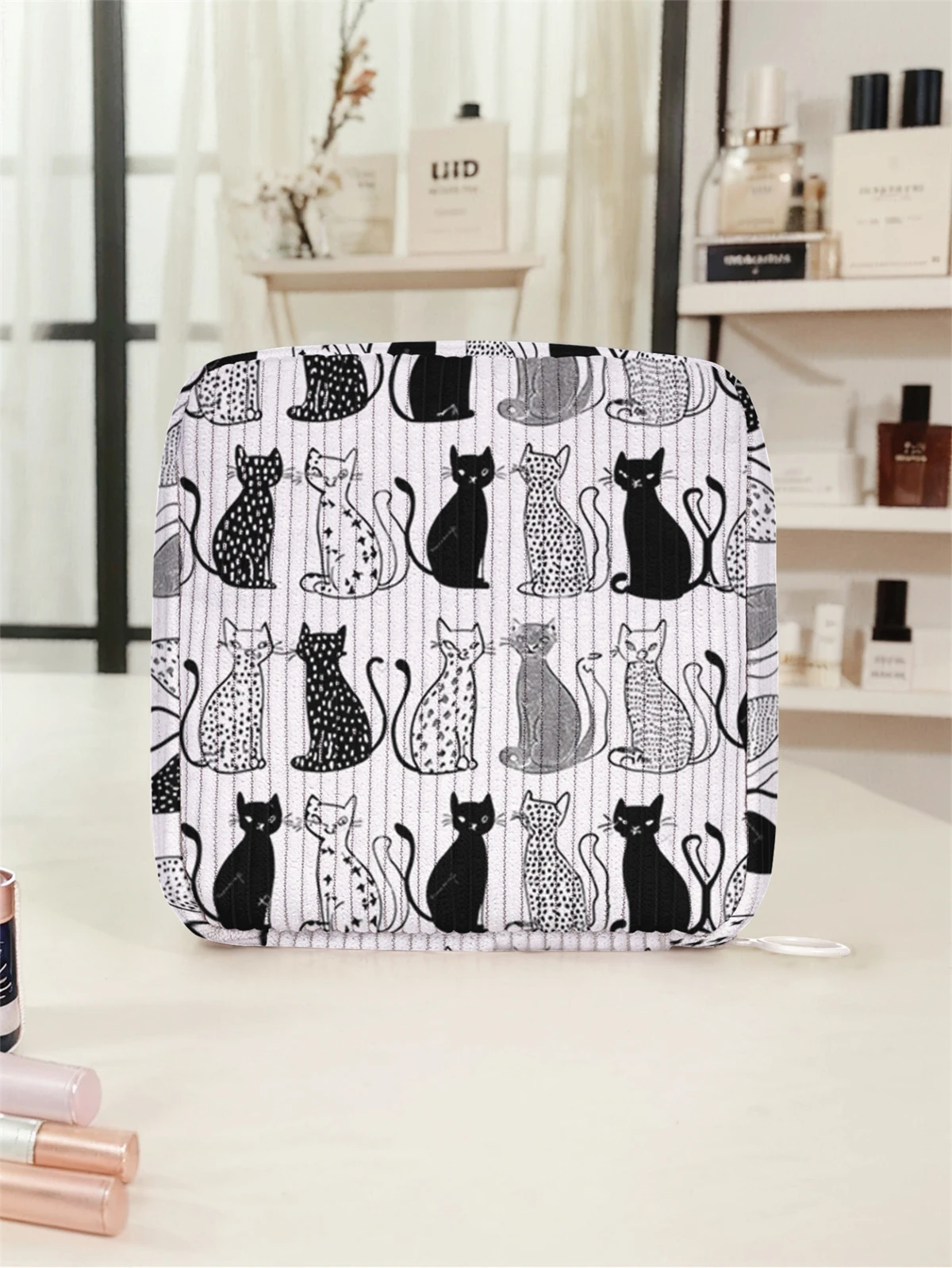 Cartoon cat pattern printed sanitary napkin storage bag, women's lightweight tissue bag, sanitary tissue bag