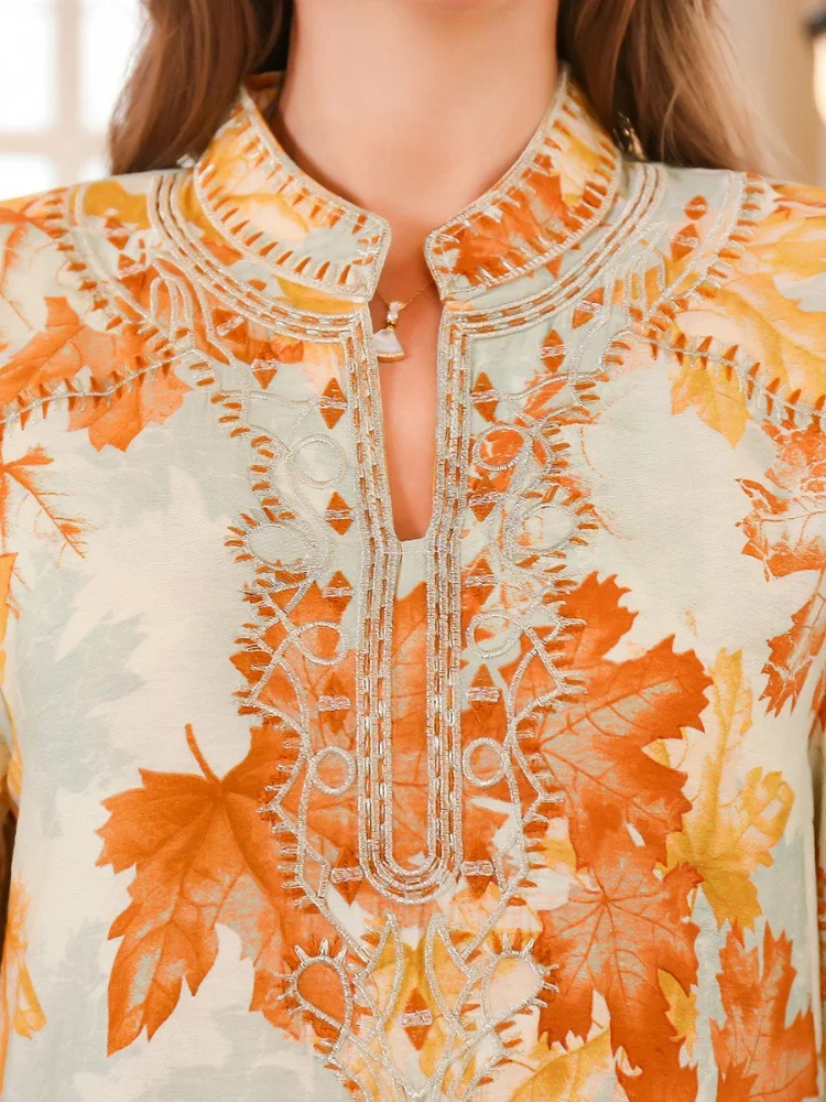 جلابية بيج فاتح بنقشة أوراق برتقالية