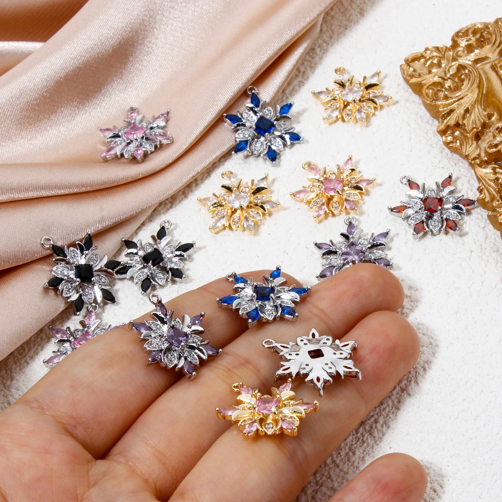 1 Stück Messing Weihnachts anhänger Schneeflocke klar Zirkonia mehrfarbige Strass Anhänger für Halskette Herstellung 20,5mm x 16mm – Detail 2