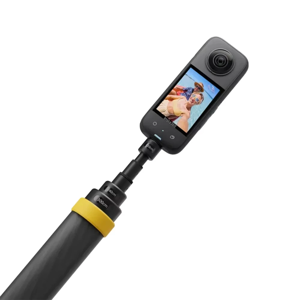 Bâton Selfie Insta360 X5/X4/X3 en action, tenu par une personne filmant un paysage urbain.