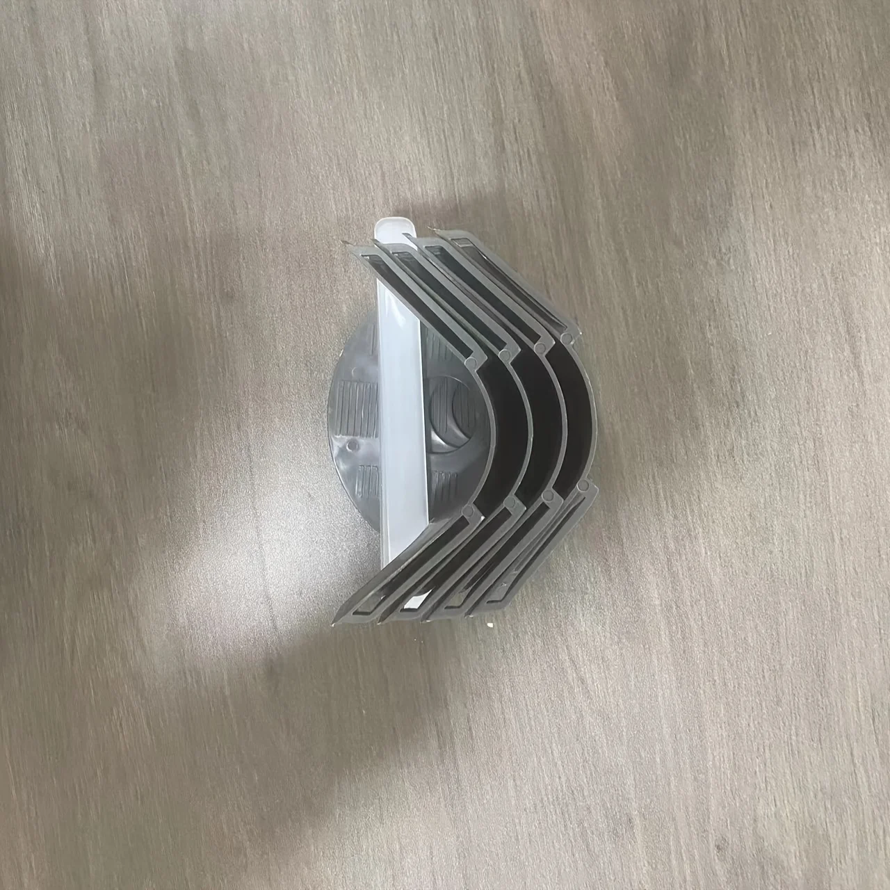 4 יחידות מחזיקי גיליון מתכווננים חזקים עם אחיזה ללא החלקה - לכל גודל מזרנים, התקנה קלה מחזיקי גיליון למיטה (אפור)