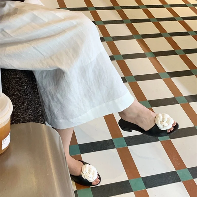 White Camellia Flat Slippers for Women Designer Brand Design Casual Comfortable Flat Bottomed Half Slippers Classic Sandals