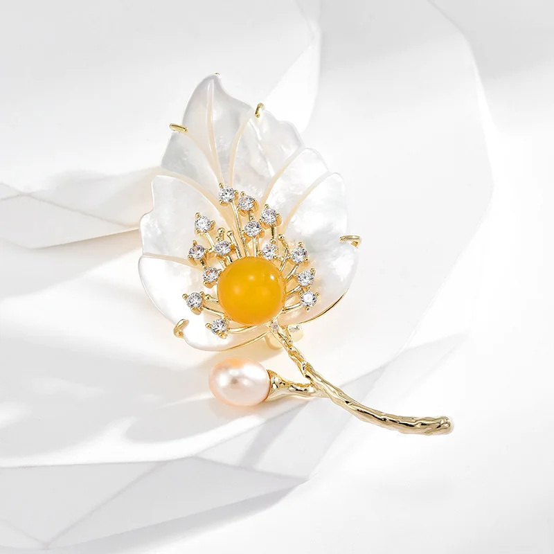 Fritillary Leaf Elegant Brooch Female Fresh Design Sense New High-grade Natural Freshwater Pearl Hundred Collocation Decoration